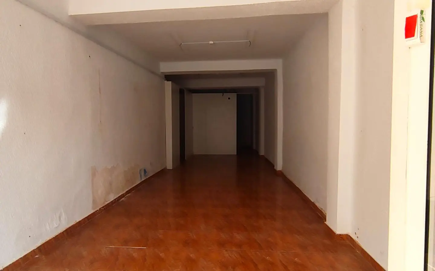 Commercial Unit Of 90 M² In Elche, Spain