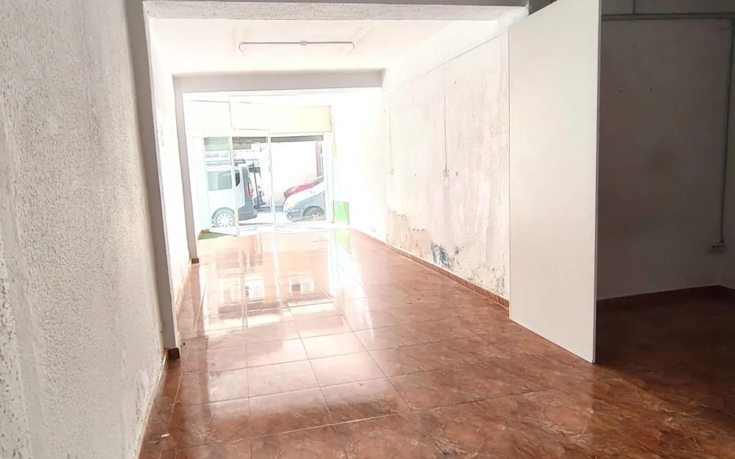 Commercial Unit Of 90 M² In Elche, Spain
