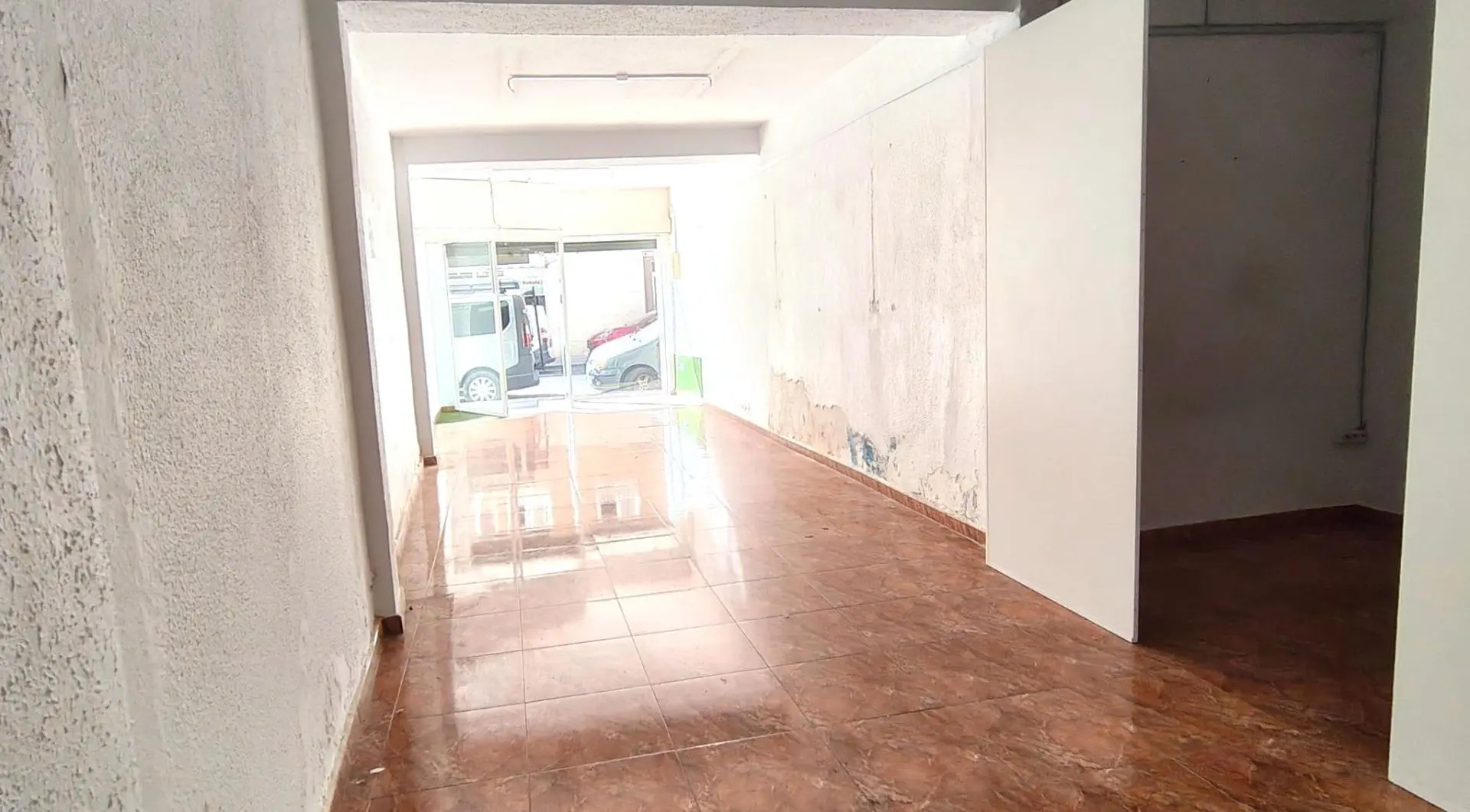 Commercial Unit Of 90 M² In Elche, Spain
