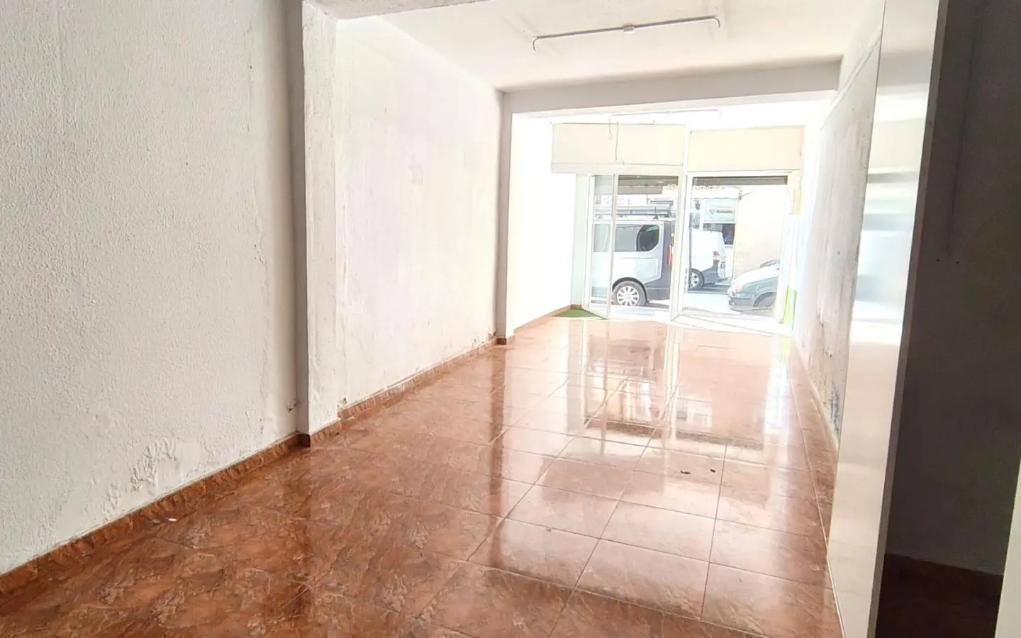 Commercial Unit Of 90 M² In Elche, Spain
