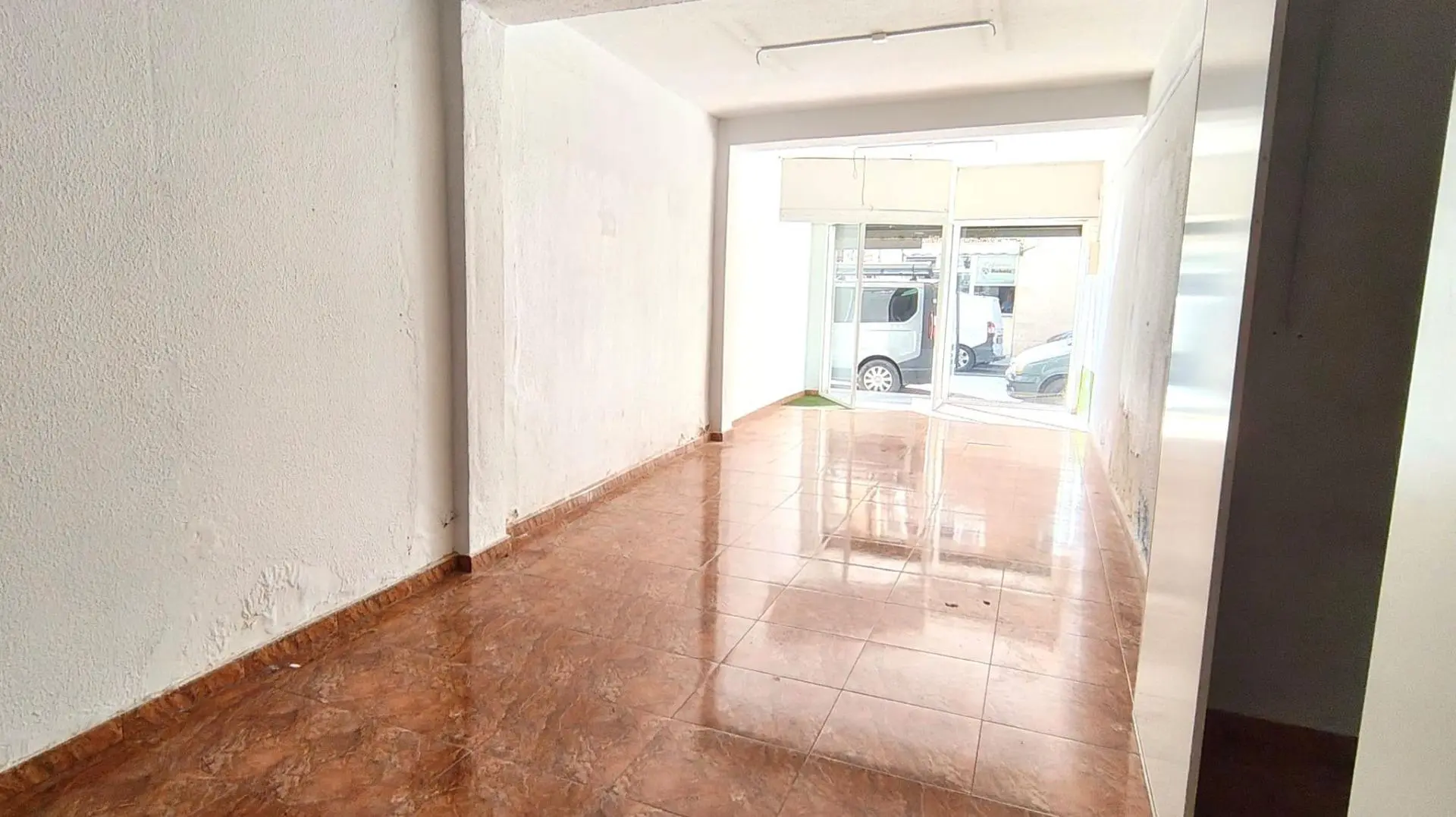 Commercial Unit Of 90 M² In Elche, Spain