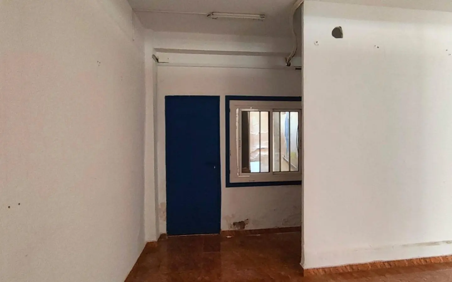 Commercial Unit Of 90 M² In Elche, Spain