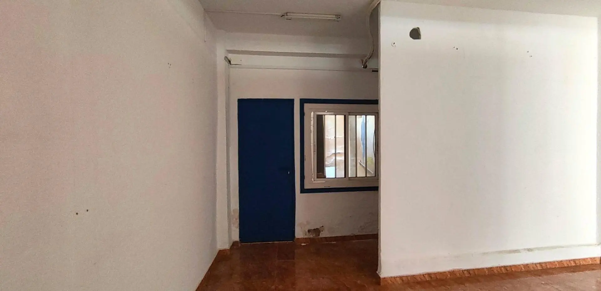 Commercial Unit Of 90 M² In Elche, Spain