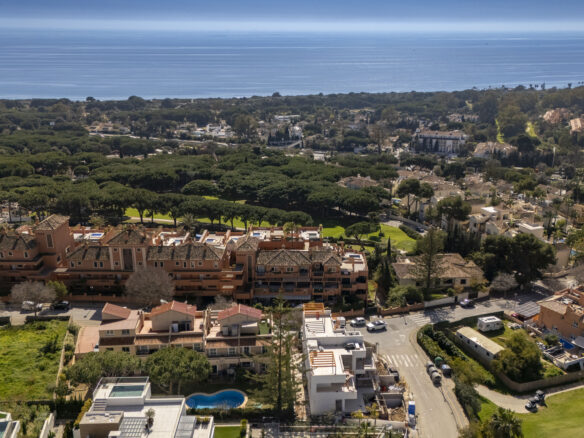 Chalet Of 100 M² With A Garden In Artola Alta-cabopino-elviria, Marbella, Málaga