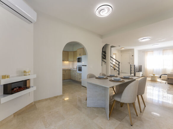 Chalet Of 100 M² With A Garden In Artola Alta-cabopino-elviria, Marbella, Málaga