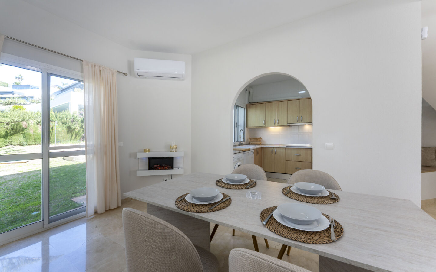 Chalet Of 100 M² With A Garden In Artola Alta-cabopino-elviria, Marbella, Málaga