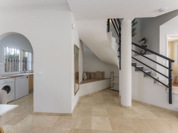 Chalet Of 100 M² With A Garden In Artola Alta-cabopino-elviria, Marbella, Málaga