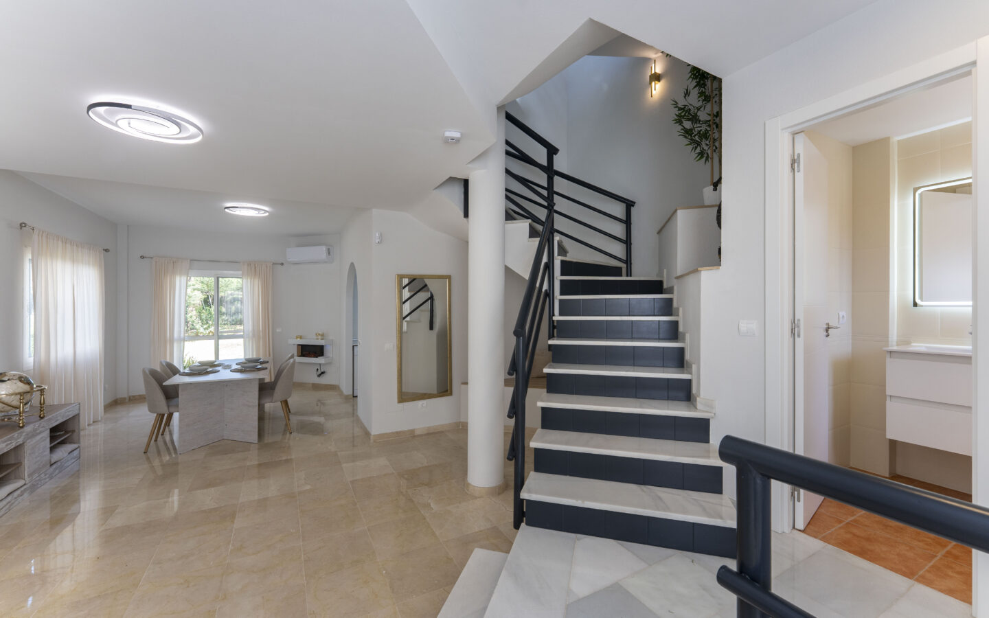 Chalet Of 100 M² With A Garden In Artola Alta-cabopino-elviria, Marbella, Málaga