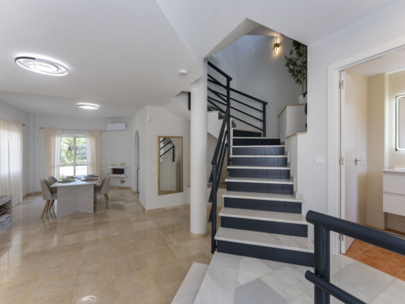 Chalet Of 100 M² With A Garden In Artola Alta-cabopino-elviria, Marbella, Málaga