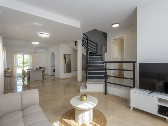 Chalet Of 100 M² With A Garden In Artola Alta-cabopino-elviria, Marbella, Málaga