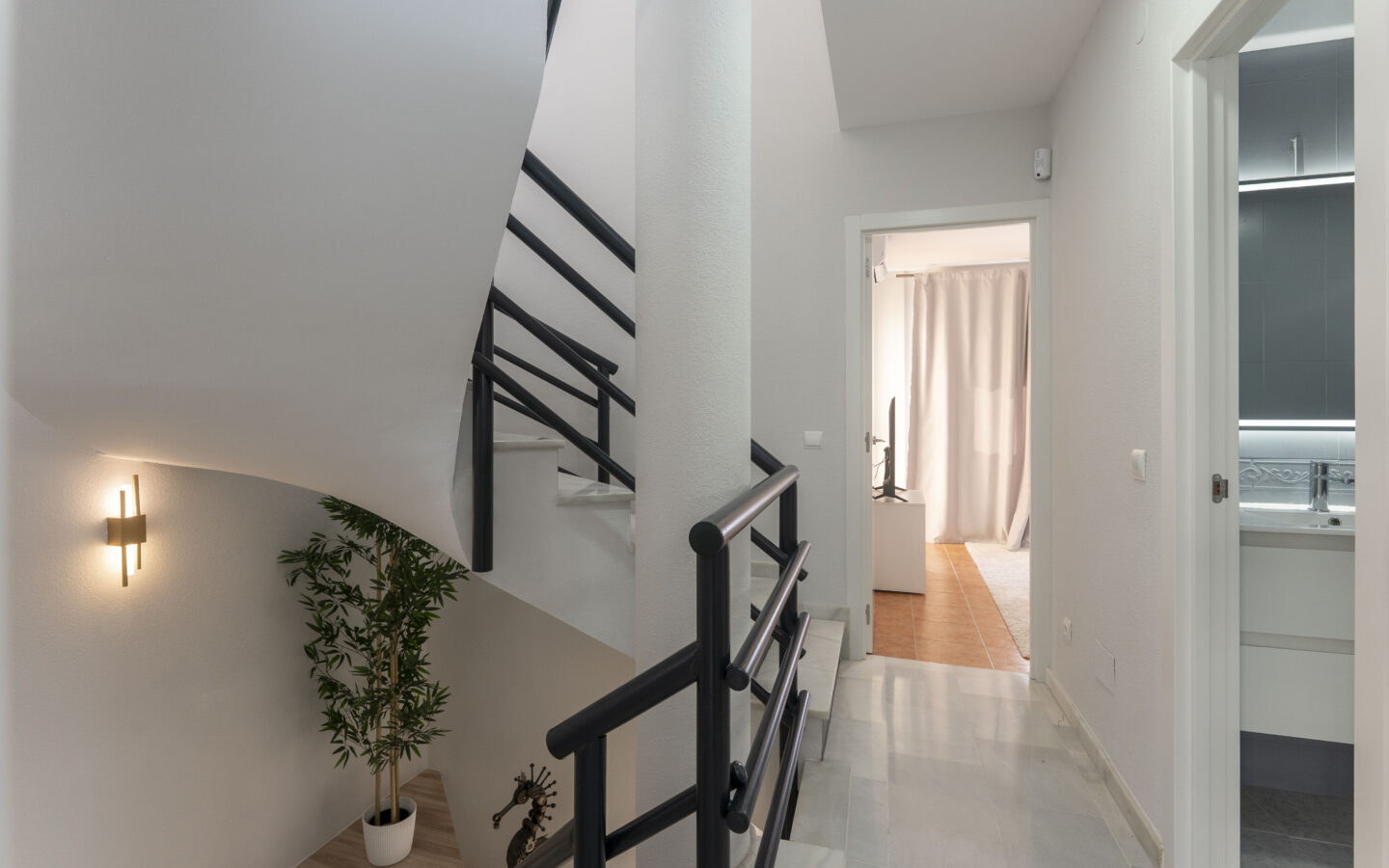 Chalet Of 100 M² With A Garden In Artola Alta-cabopino-elviria, Marbella, Málaga