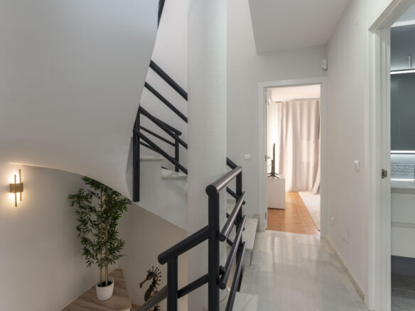 Chalet Of 100 M² With A Garden In Artola Alta-cabopino-elviria, Marbella, Málaga