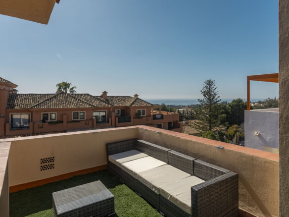 Chalet Of 100 M² With A Garden In Artola Alta-cabopino-elviria, Marbella, Málaga