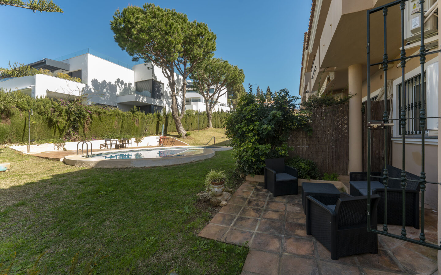 Chalet Of 100 M² With A Garden In Artola Alta-cabopino-elviria, Marbella, Málaga