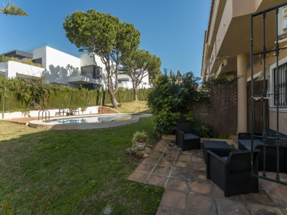 Chalet Of 100 M² With A Garden In Artola Alta-cabopino-elviria, Marbella, Málaga