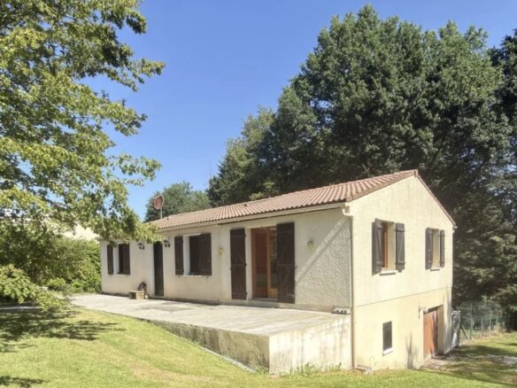 House Of 1250 M² With No Overlooking Neighbors In Dordogne