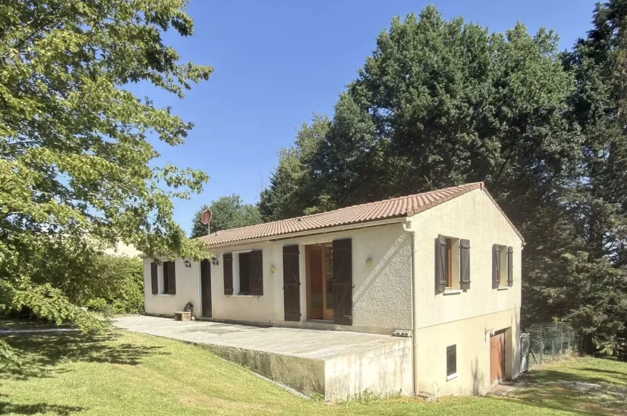 House Of 1250 M² With No Overlooking Neighbors In Dordogne