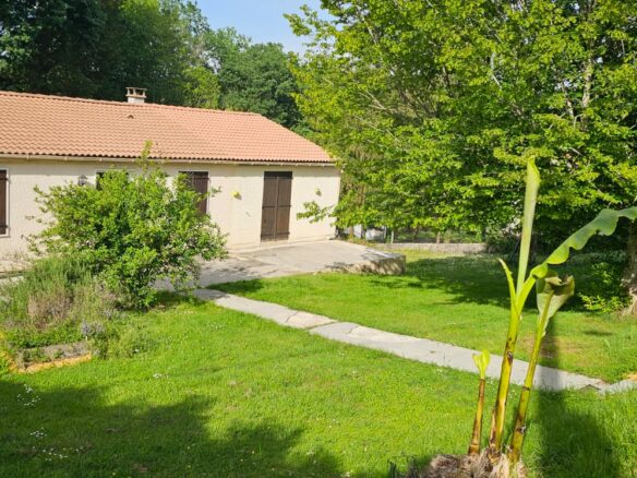 House Of 1250 M² With No Overlooking Neighbors In Dordogne