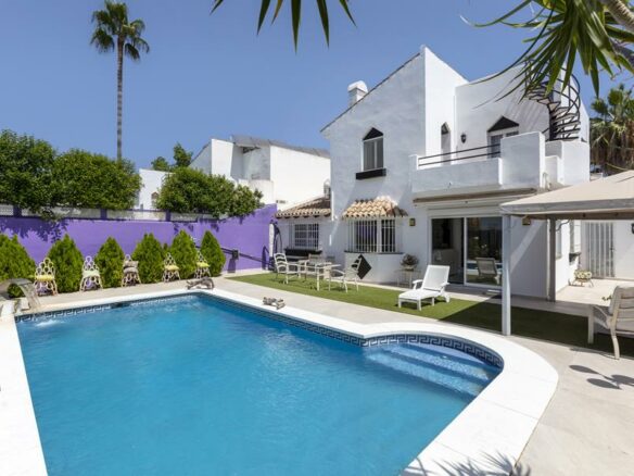 Villa Of 0 M² With Beachside Location And Walking Distance To Beach & Amenities