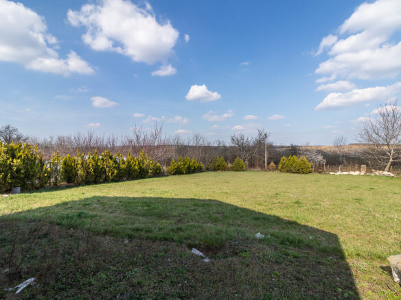 House Of 147 M² With Garden In Village Loznica, Dobrich