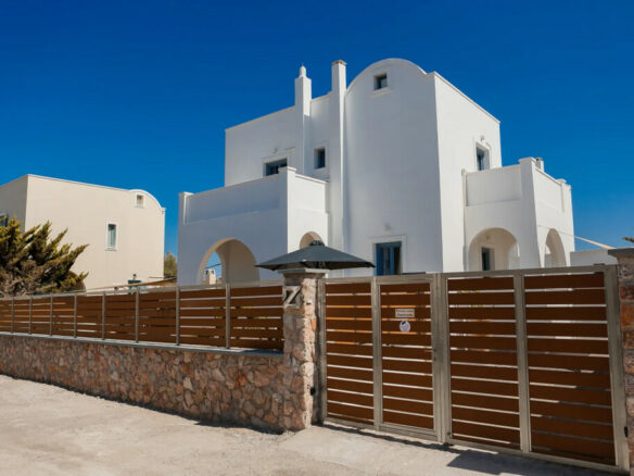 4-bedroom Villa In Santorini, Greece (150 M²)