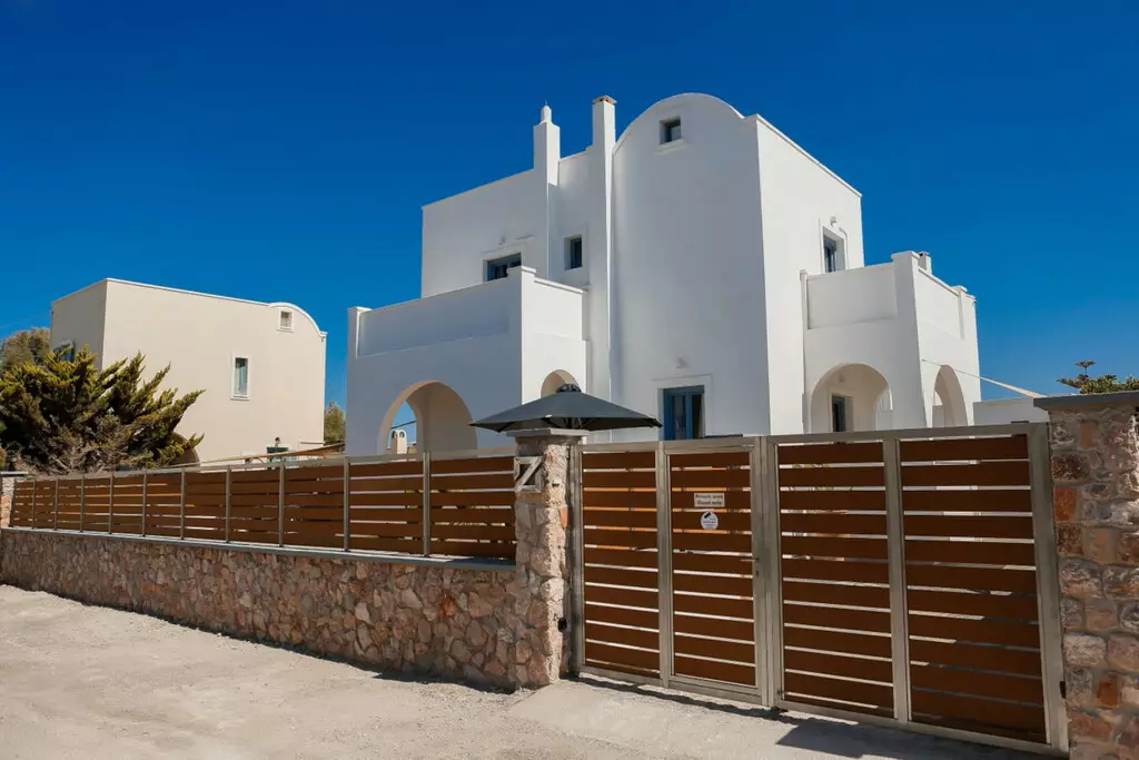4-bedroom Villa In Santorini, Greece (150 M²)