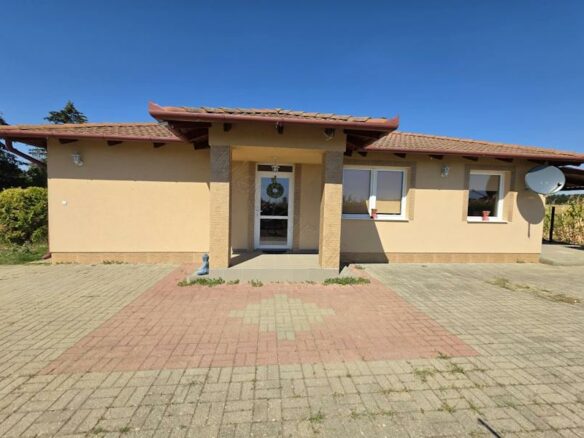 House In Vásárosbéc-diópuszta, Baranya