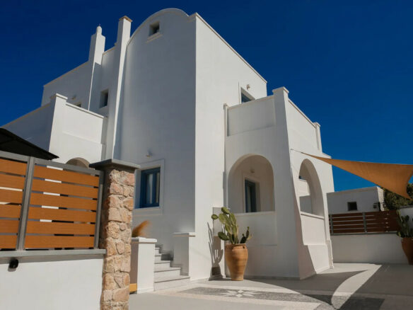 4-bedroom Villa In Santorini, Greece (150 M²)