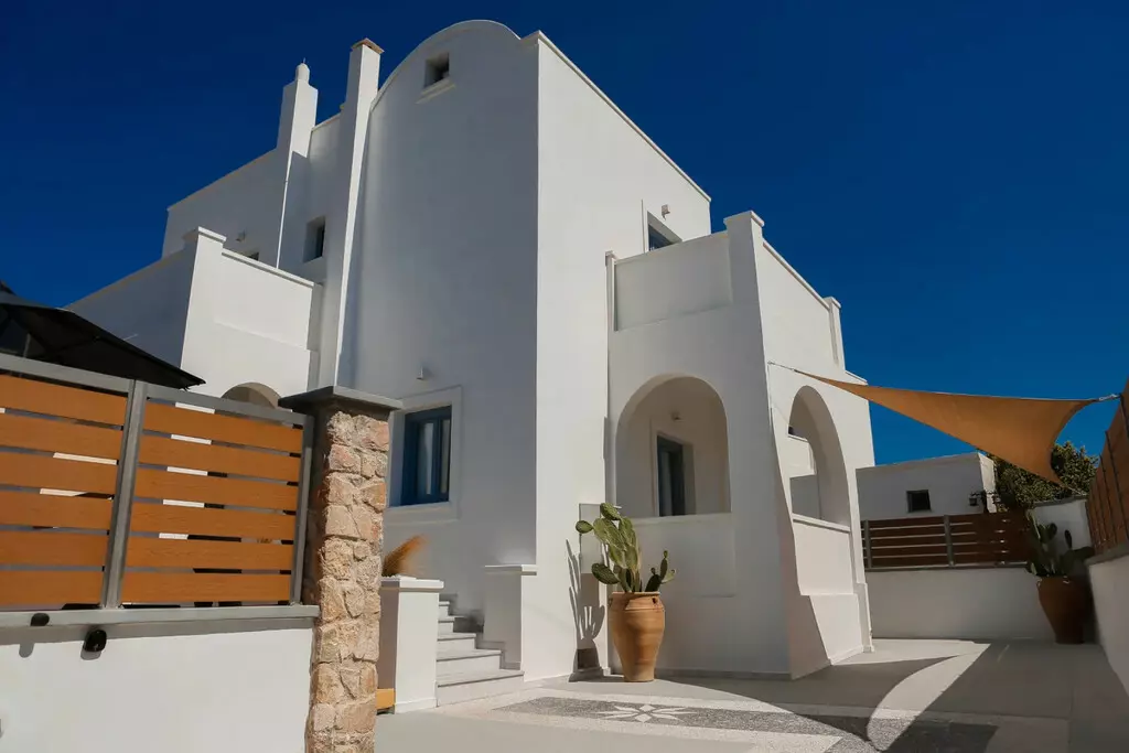 4-bedroom Villa In Santorini, Greece (150 M²)