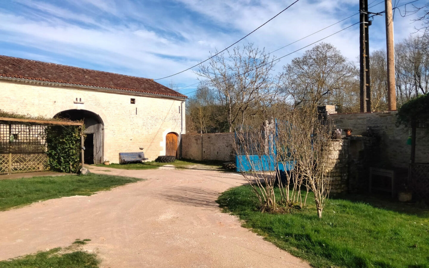 Apartment Of 180 M² With 4 Bedrooms And Barns In Charente