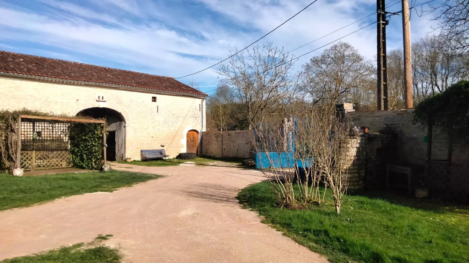 Apartment Of 180 M² With 4 Bedrooms And Barns In Charente