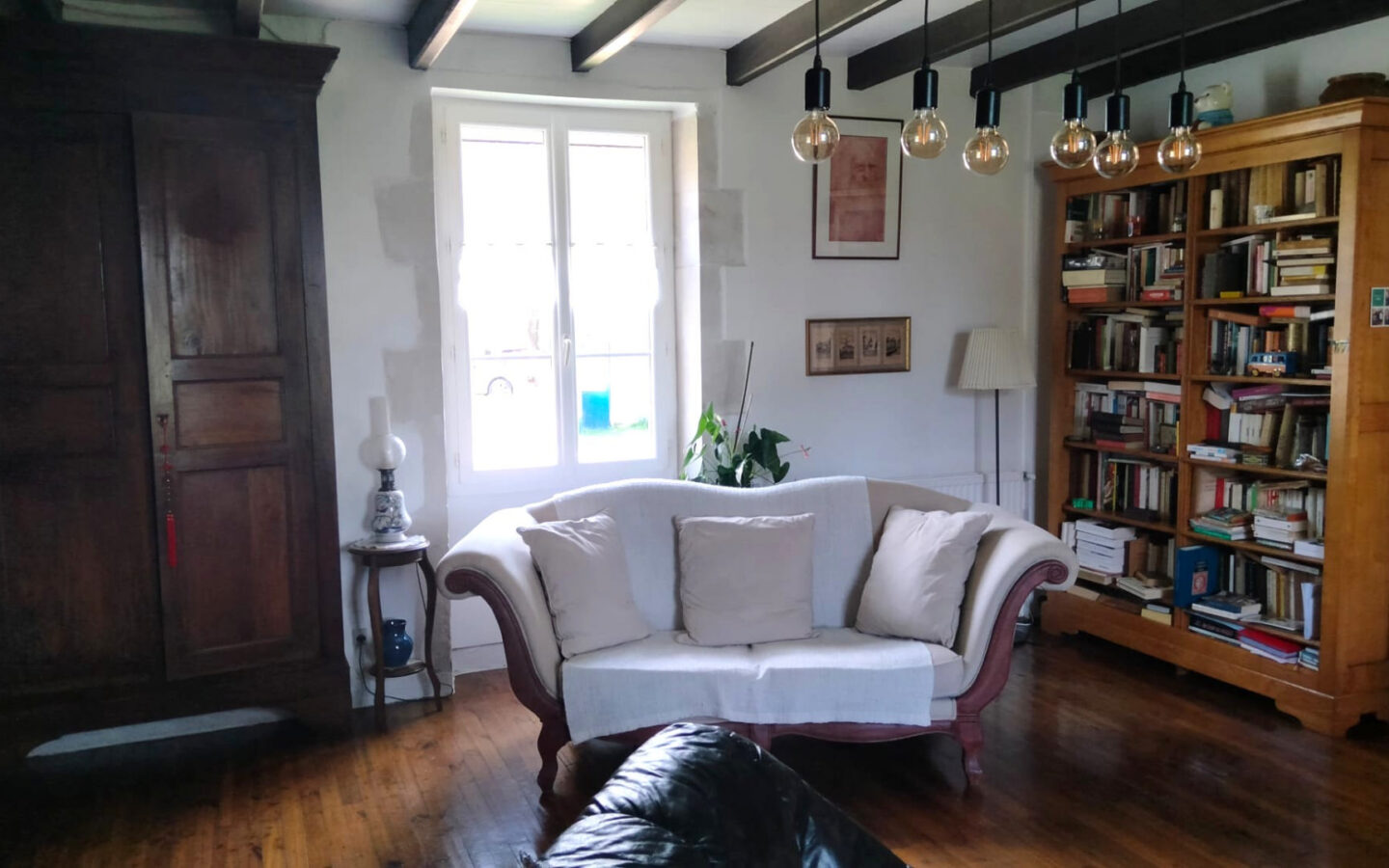Apartment Of 180 M² With 4 Bedrooms And Barns In Charente