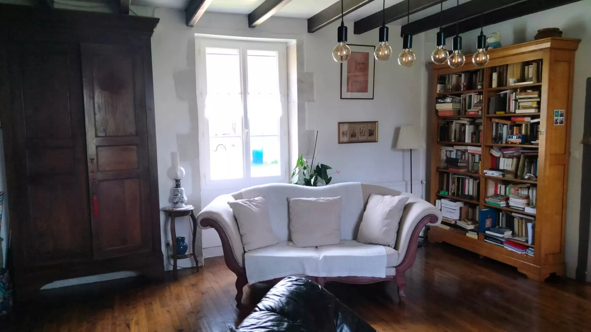 Apartment Of 180 M² With 4 Bedrooms And Barns In Charente