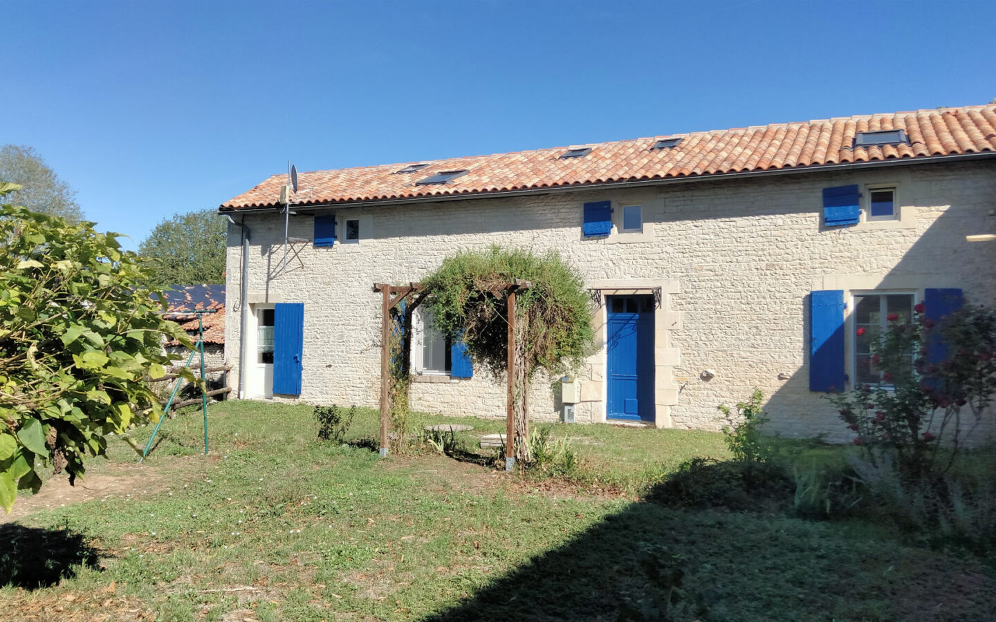 Apartment Of 180 M² With 4 Bedrooms And Barns In Charente
