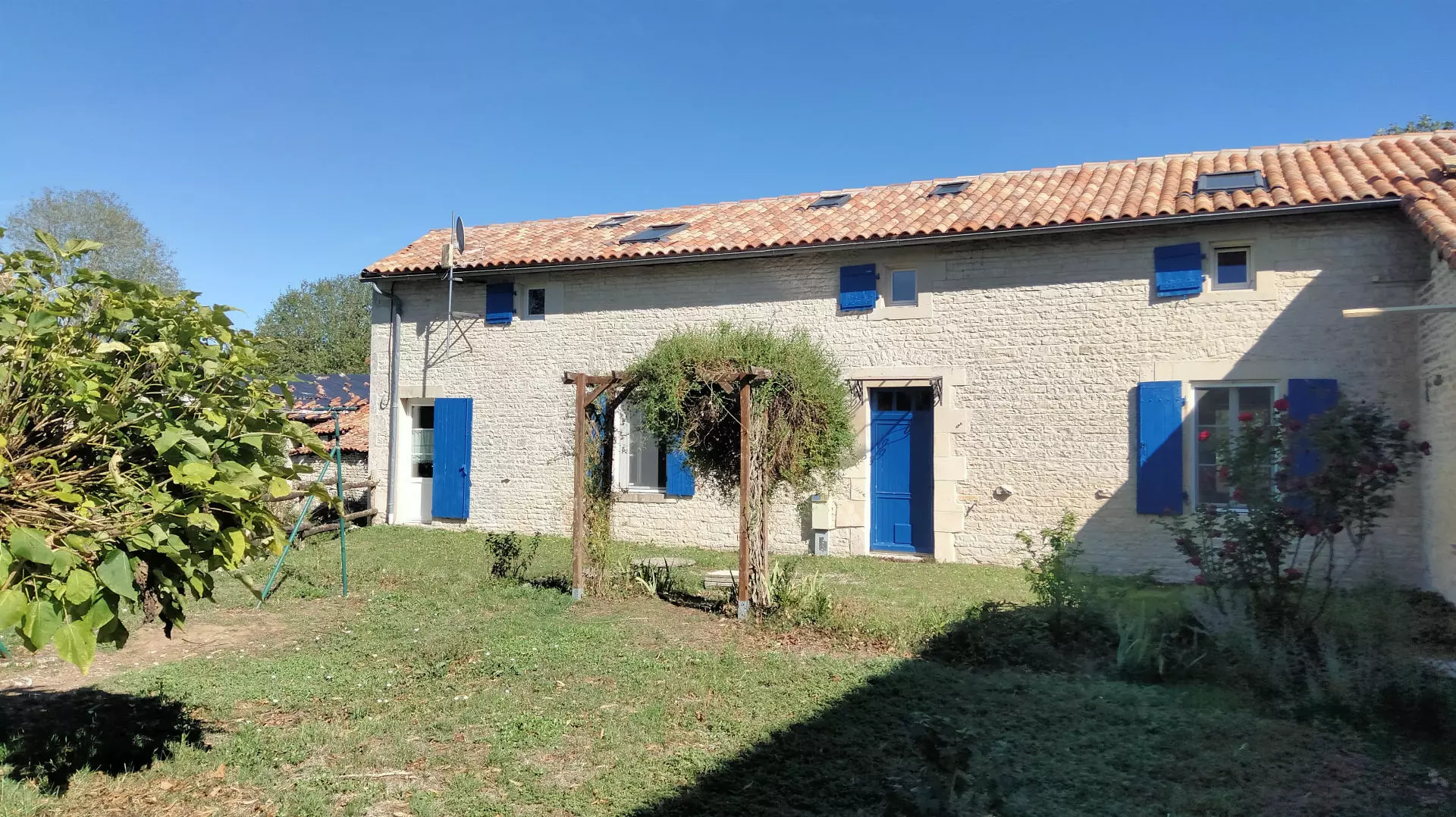 Apartment Of 180 M² With 4 Bedrooms And Barns In Charente