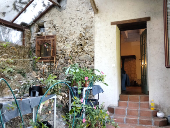 House Of 100 M² With 4 Beds, Riverside, Outbuildings, Views In Old Mill