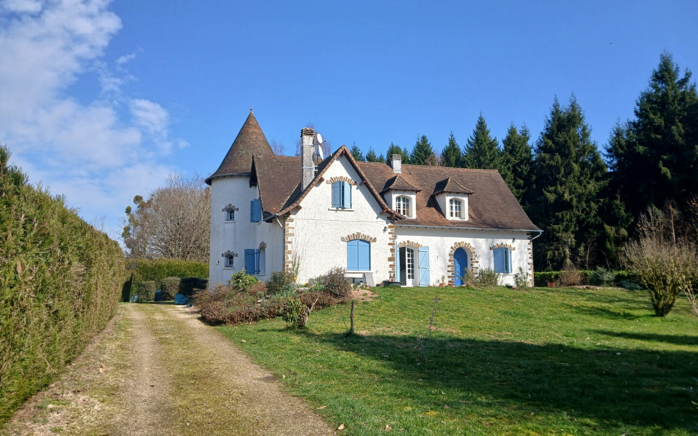 5-bedroom House In La Coquille, France (195 M²)