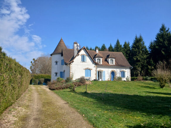 House Of 120 M² With Swimming Pool, 5 Bedrooms, 2 Bathrooms In Dordogne