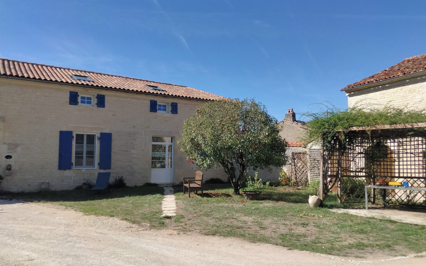Apartment Of 180 M² With 4 Bedrooms And Barns In Charente