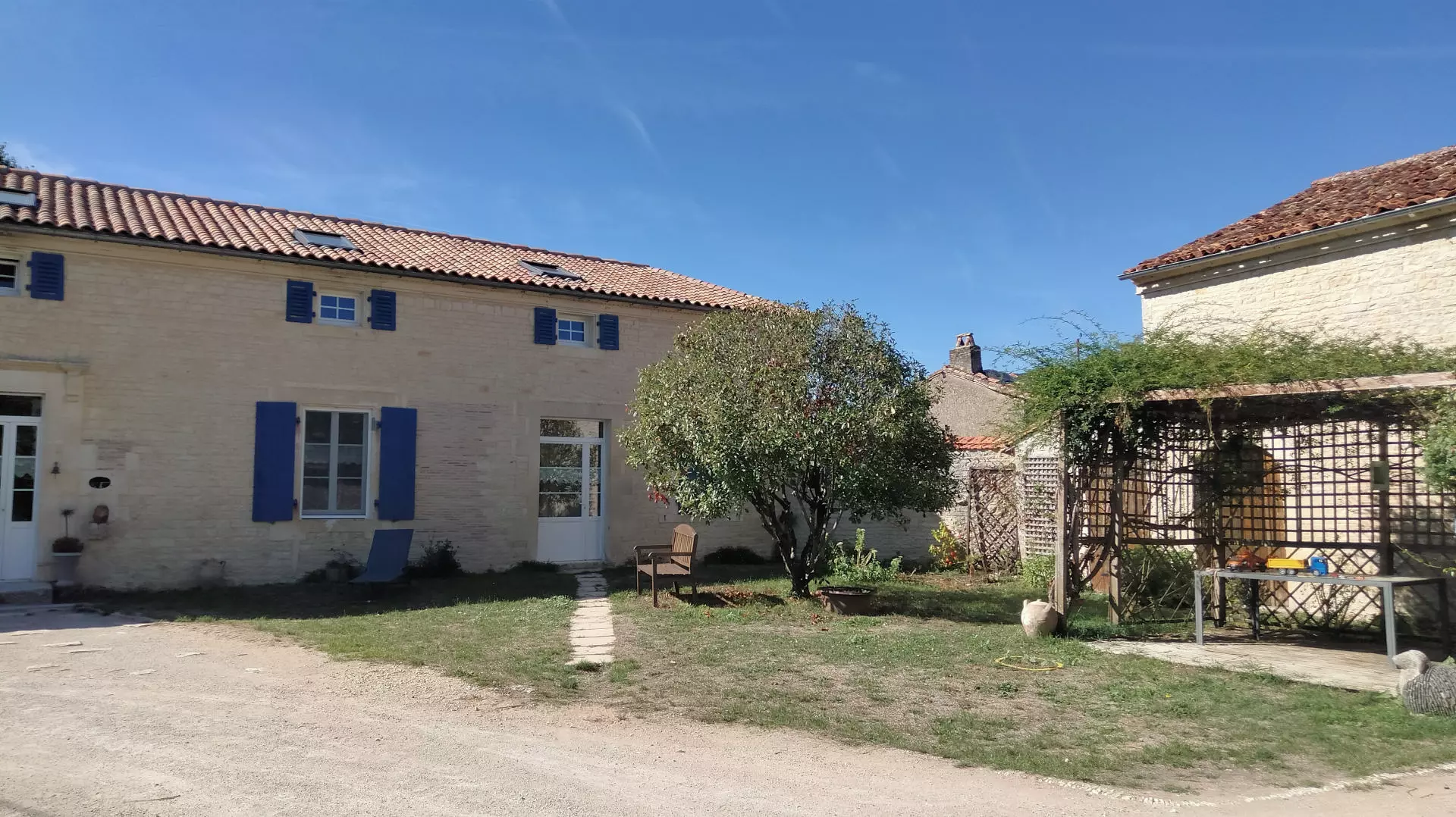 Apartment Of 180 M² With 4 Bedrooms And Barns In Charente