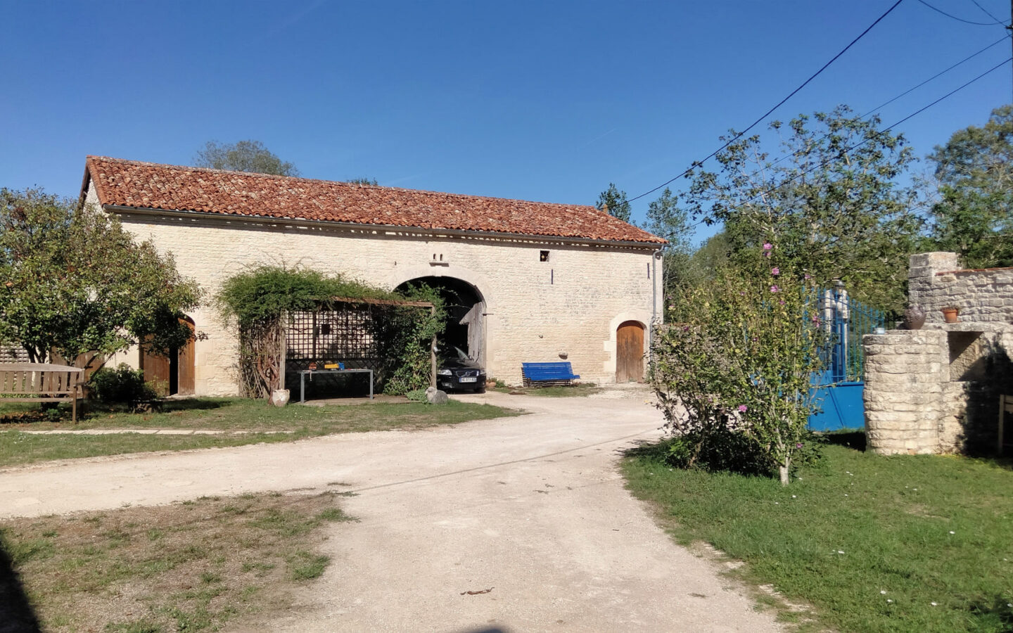 Apartment Of 180 M² With 4 Bedrooms And Barns In Charente