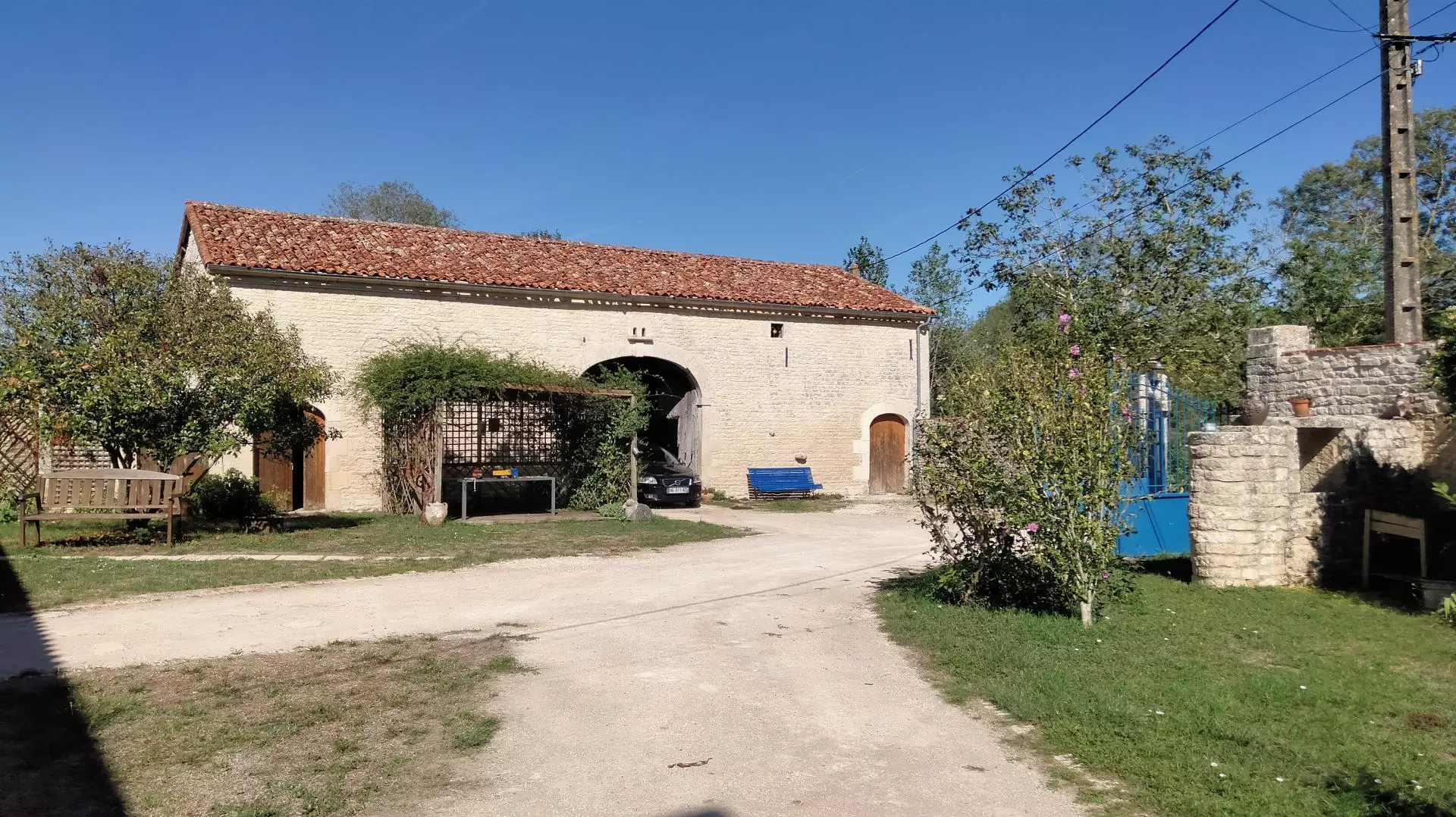 Apartment Of 180 M² With 4 Bedrooms And Barns In Charente