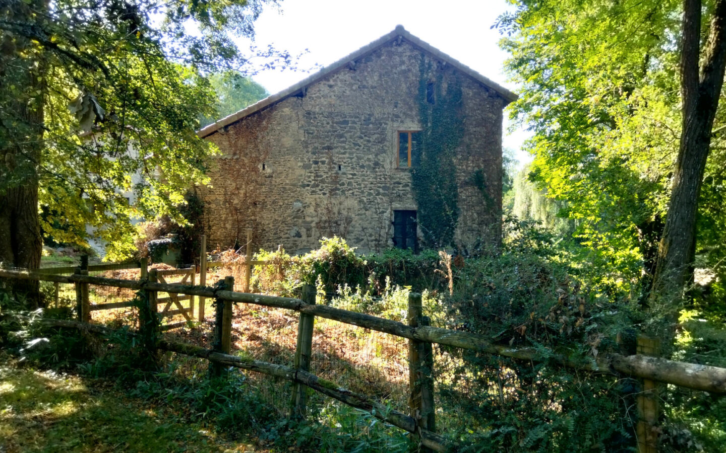 House Of 100 M² With 4 Beds, Riverside, Outbuildings, Views In Old Mill