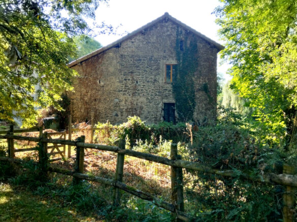 House Of 100 M² With 4 Beds, Riverside, Outbuildings, Views In Old Mill