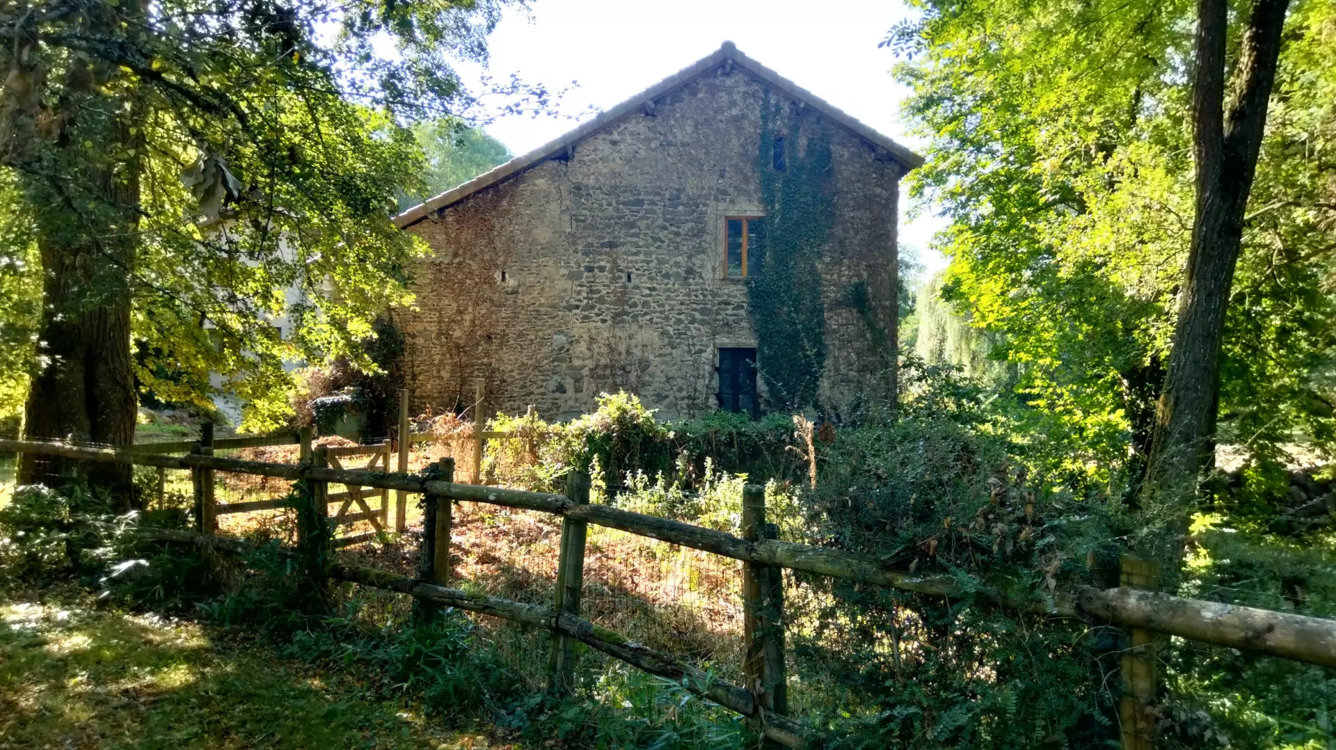 House Of 100 M² With 4 Beds, Riverside, Outbuildings, Views In Old Mill