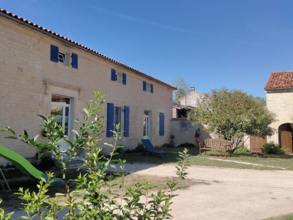 Apartment Of 180 M² With 4 Bedrooms And Barns In Charente