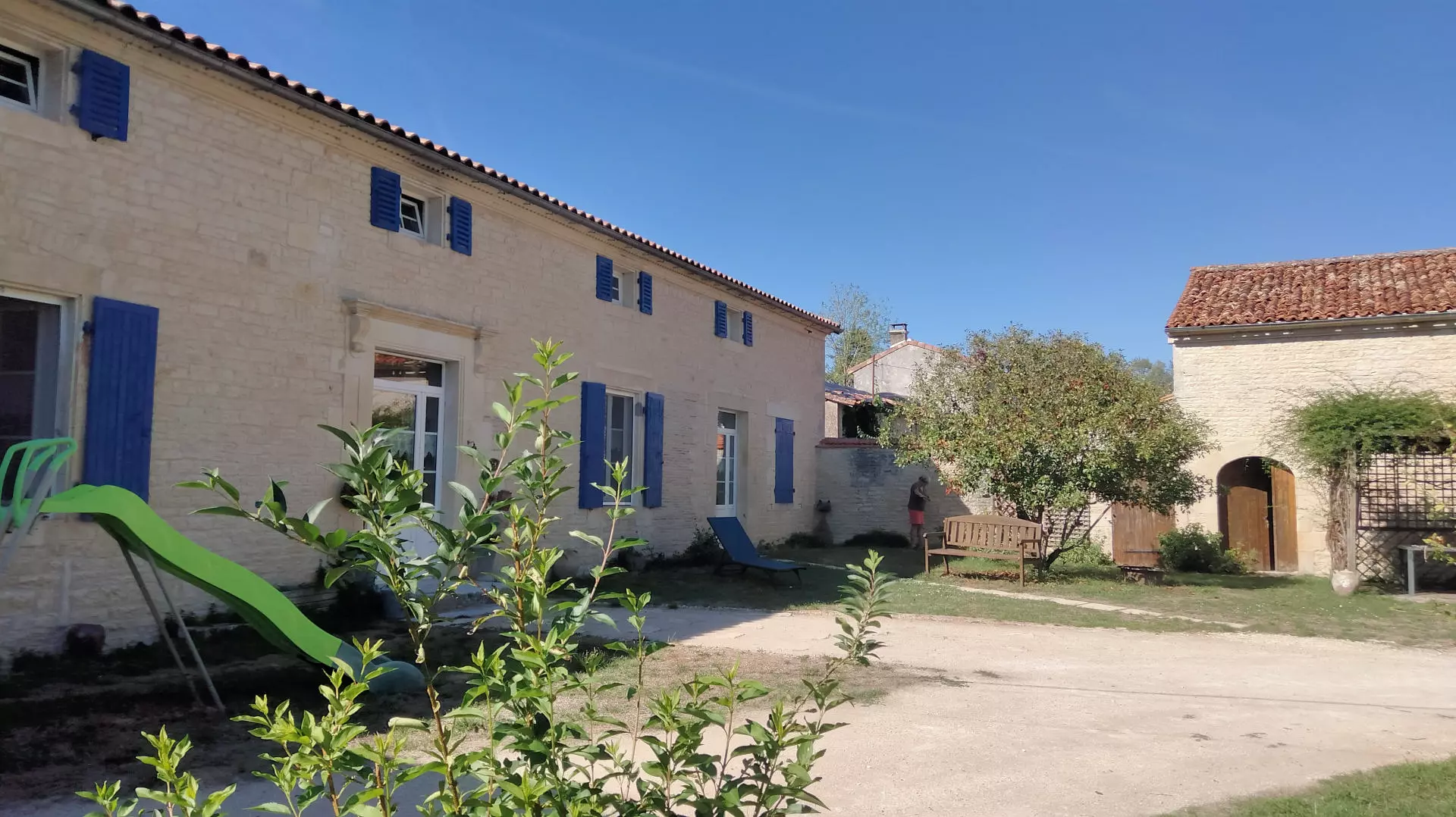 Apartment Of 180 M² With 4 Bedrooms And Barns In Charente