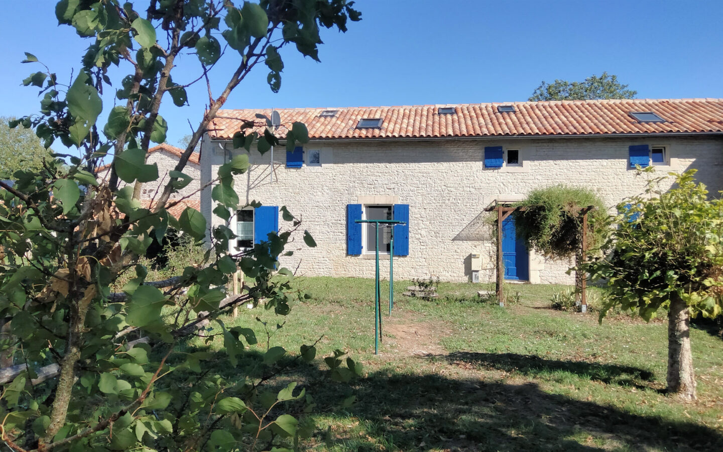 Apartment Of 180 M² With 4 Bedrooms And Barns In Charente