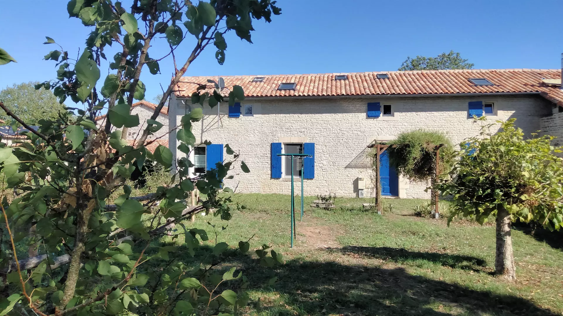 Apartment Of 180 M² With 4 Bedrooms And Barns In Charente