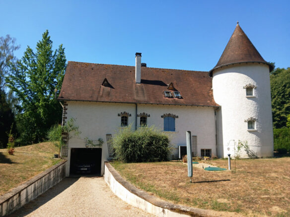 5-bedroom House In La Coquille, France (195 M²)
